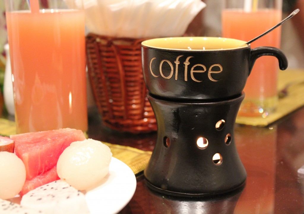 Ăn sáng cao cấp tại khách sạn boutique ở Hà Nội / Gourmet breakfast at a boutique hotel in Hà Nội. Photo: Anvi Hoàng
