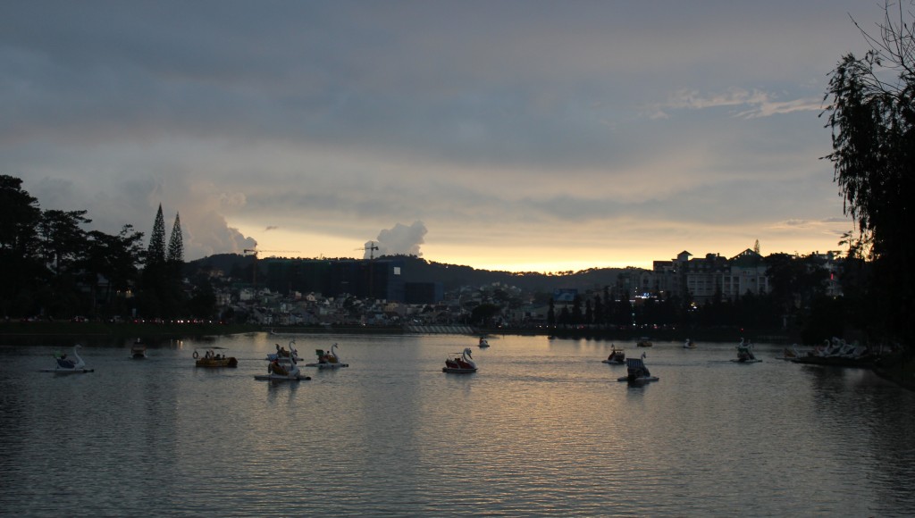 Cảnh hồ Xuân Hương lúc mặt trời lặn - Sunset over the lake. Photo: Anvi Hoàng.