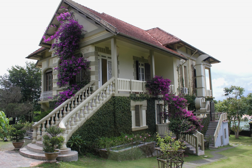 Nhà hàng trong villa kiểu Pháp - Restaurant in a French villa. Photo: Anvi Hoàng.