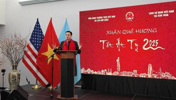 Ambassador Dang Hoang Giang gives Tet greeting